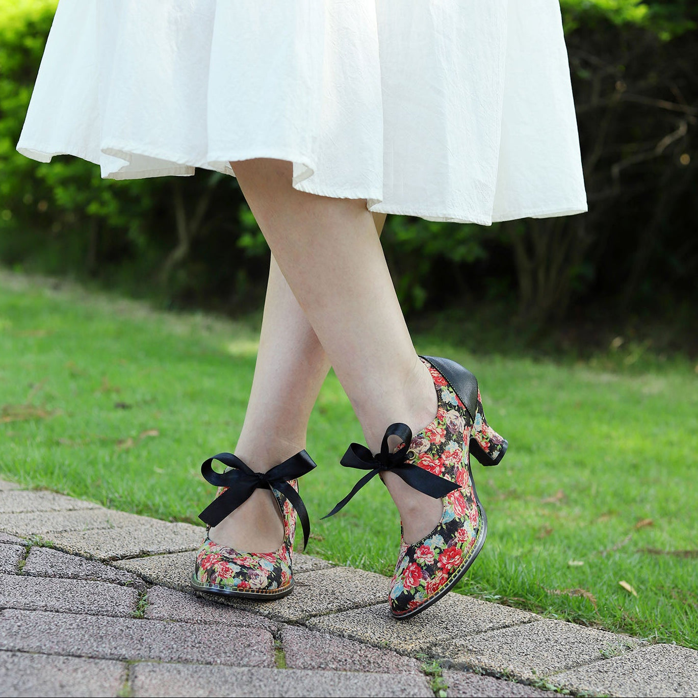 Hand-Painted Floral Laces Elegant Pumps